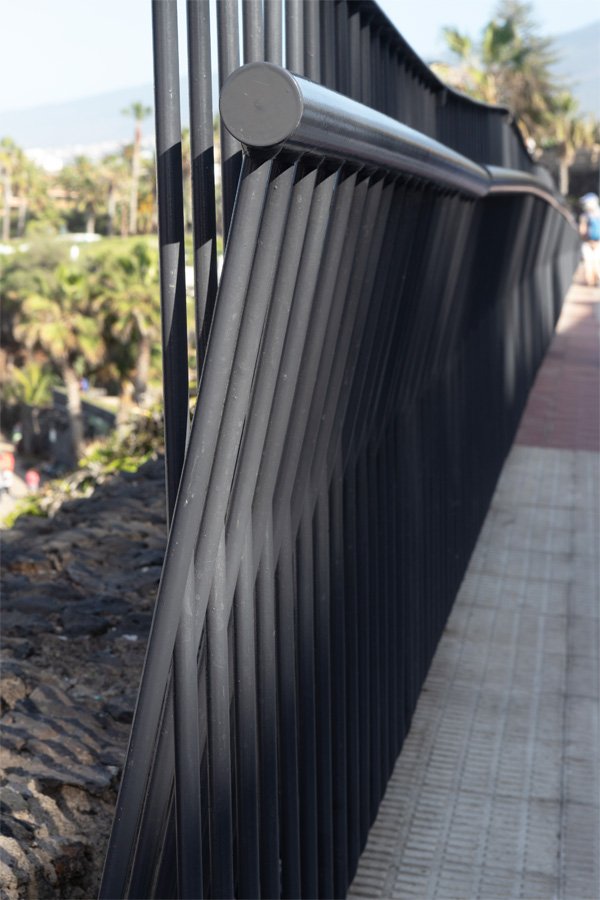 fotografias_de_barandillas_de_acero_galvanizado_y_termolacado_para_paseo_maritimo_de_tenerife.jpg