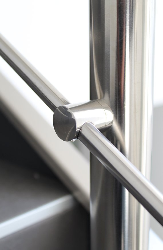 detalle de la barandilla de acero inoxidable en Aisi 304. las mejores soldaduras en acero inoxidable, de la mano de expertos en la materia de la herreria