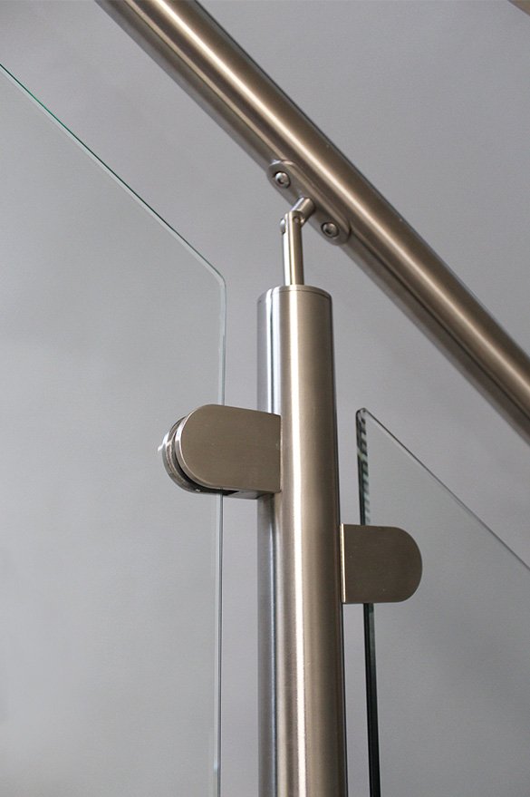 fotografias_de_barandillas_de_acero_inoxidable_pulido_mate_en_san_sebastian_gipuzkoa_ordizia_con_vidrio.jpg