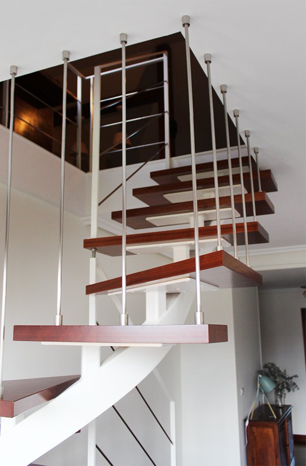 fotografias_de_escaleras_interiores_de_acero_y_madera.jpg