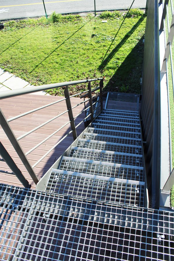 fotografias_de_escaleras_metalicas_en_tramex_ya_cero_galvanizado.jpg
