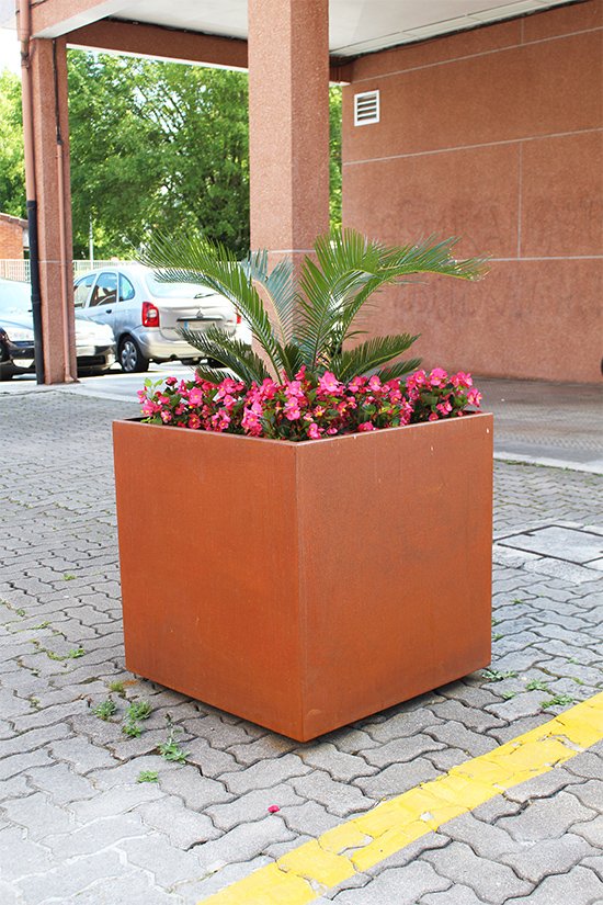 empresas fabricantes de mobiliario urbano. maceteros en acero corten y jardineras a medida