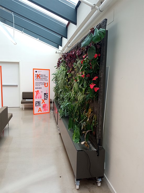 Trabajos en Tabakalera: pasamanos de acero inoxidable y jardineras verticales.