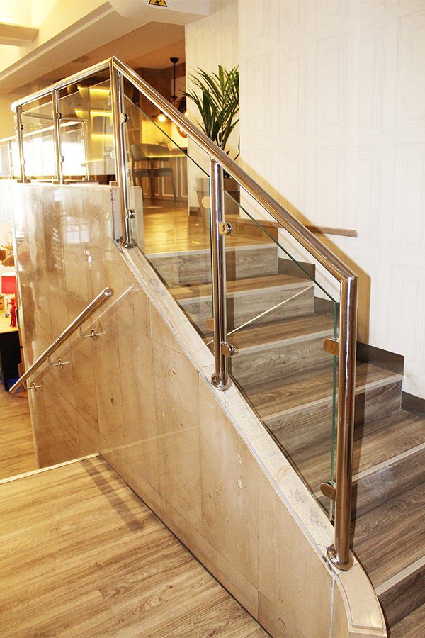 fotogtrafias_de_barandillas_de_acero_inoxidable_y_vidrio_con_accesorios_en_hotel_orly.jpg