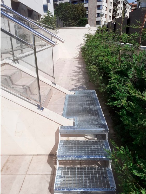 Peldaños de tramex para mejora de accesibilidad en escalera.