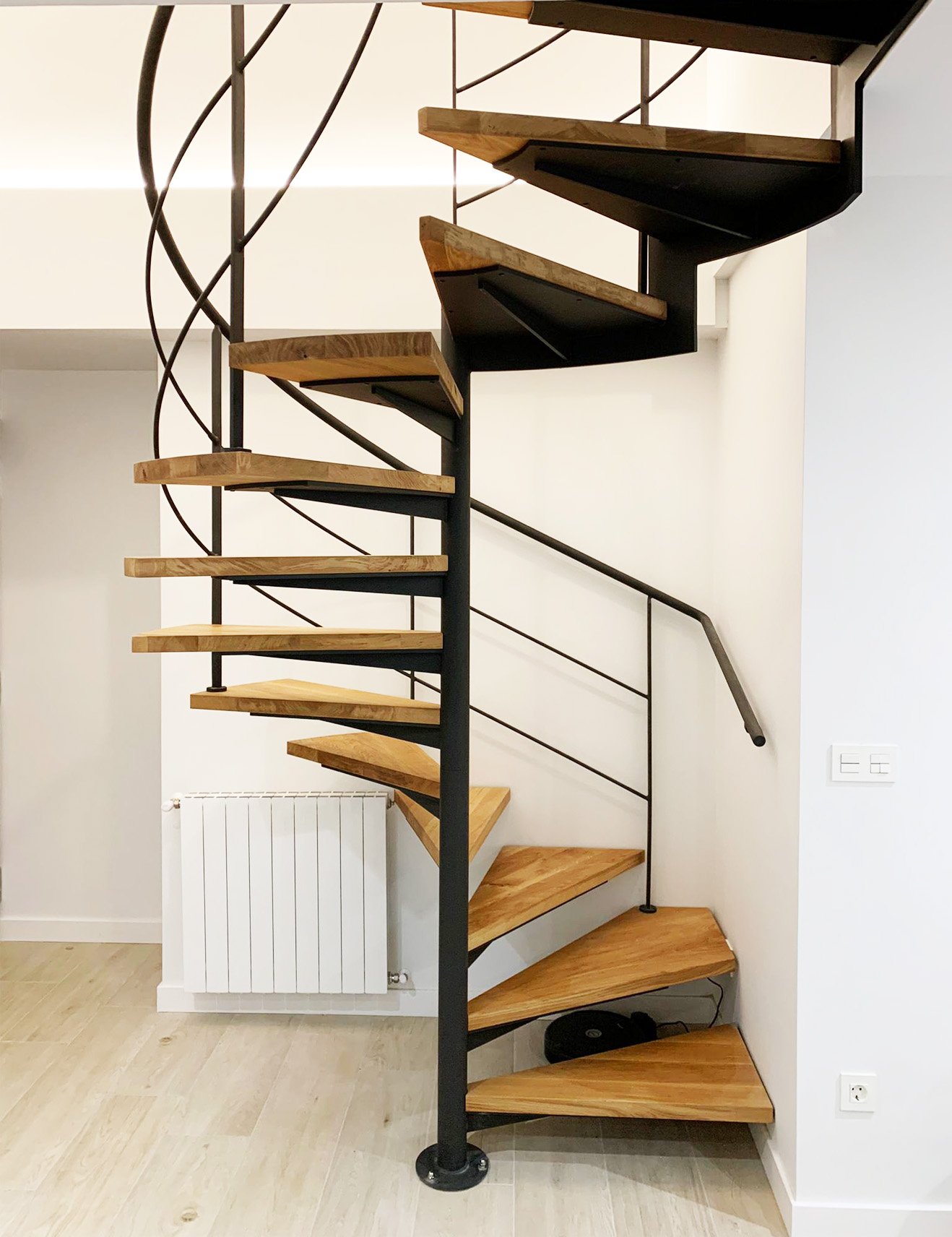 Escalera modelo “Oiartzun”: minimalismo y elegancia en espacio reducido.