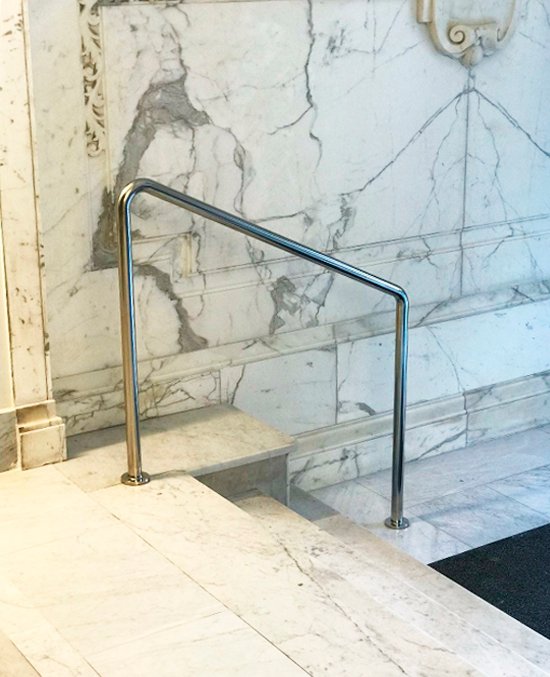 Barandillas de acero inoxidable AISI 304 en portal de San Sebastián.