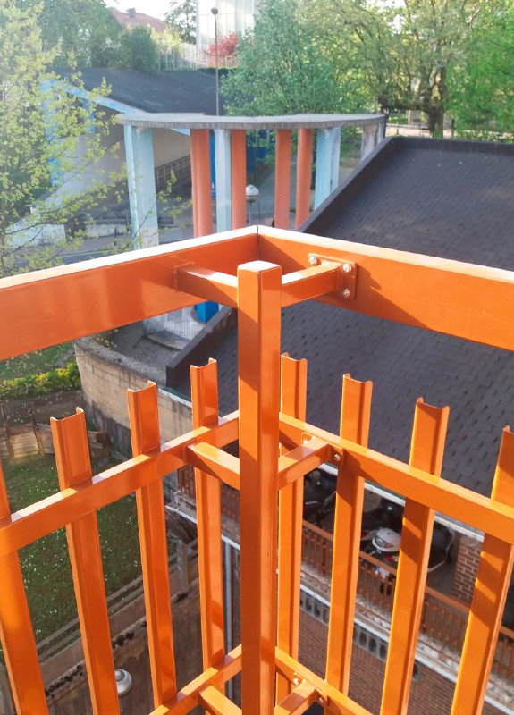 Fabricación de balcones en acero galvanizado en edificio de Alza (Donostia-San Sebastián)