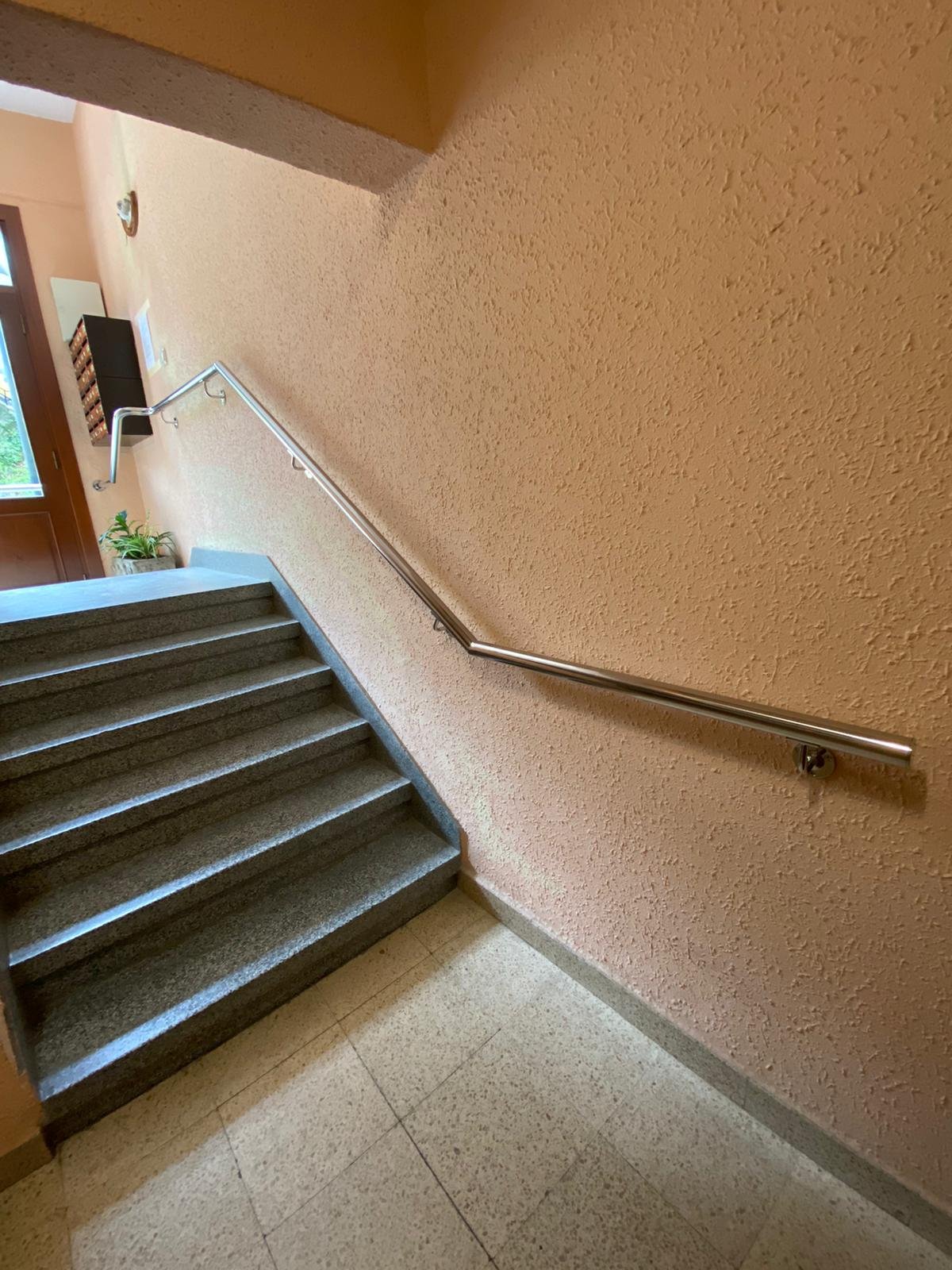 Pasamanos de acero inoxidable en interior de portal