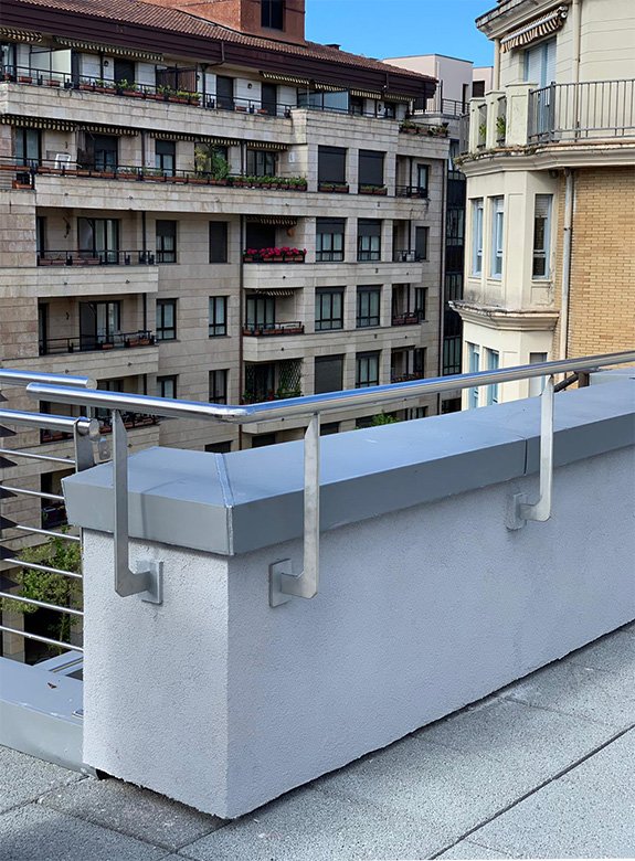 cuando hay que instalar una barandilla en aisi 304 y cuando una barandilla en aisi 316 en san sebastian para hacer frente al salitre