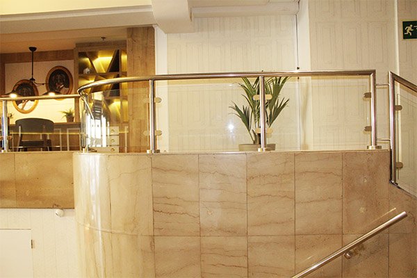 hoteles_en_san_sebastian_con_barandillas_de_acero_inoxidable_aisi_304_y_vidrio_con_pinzas_y_accesorios.jpg
