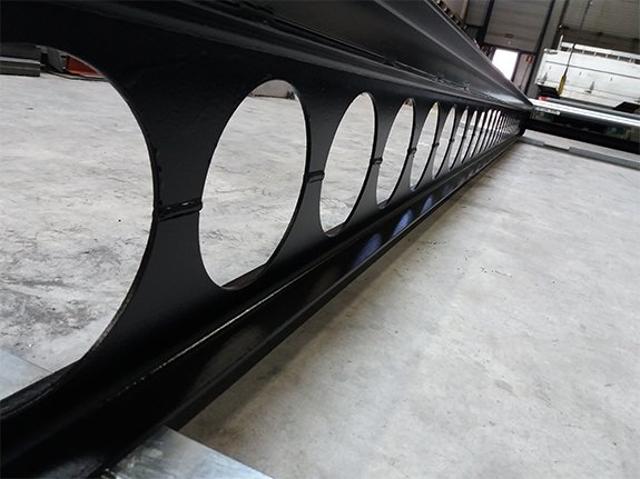 Marquesina metálica de diseño con panel sandwich y policarbonato.