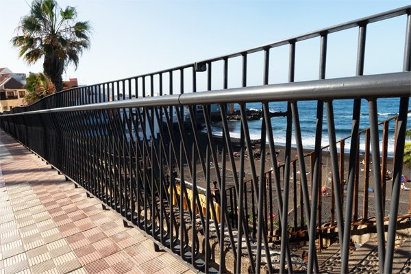 ibarkalde_fabrica_100_metros_lineales_de_barandilla_para_el_paseo_maritimo_de_puerto_de_la_cruz.jpg