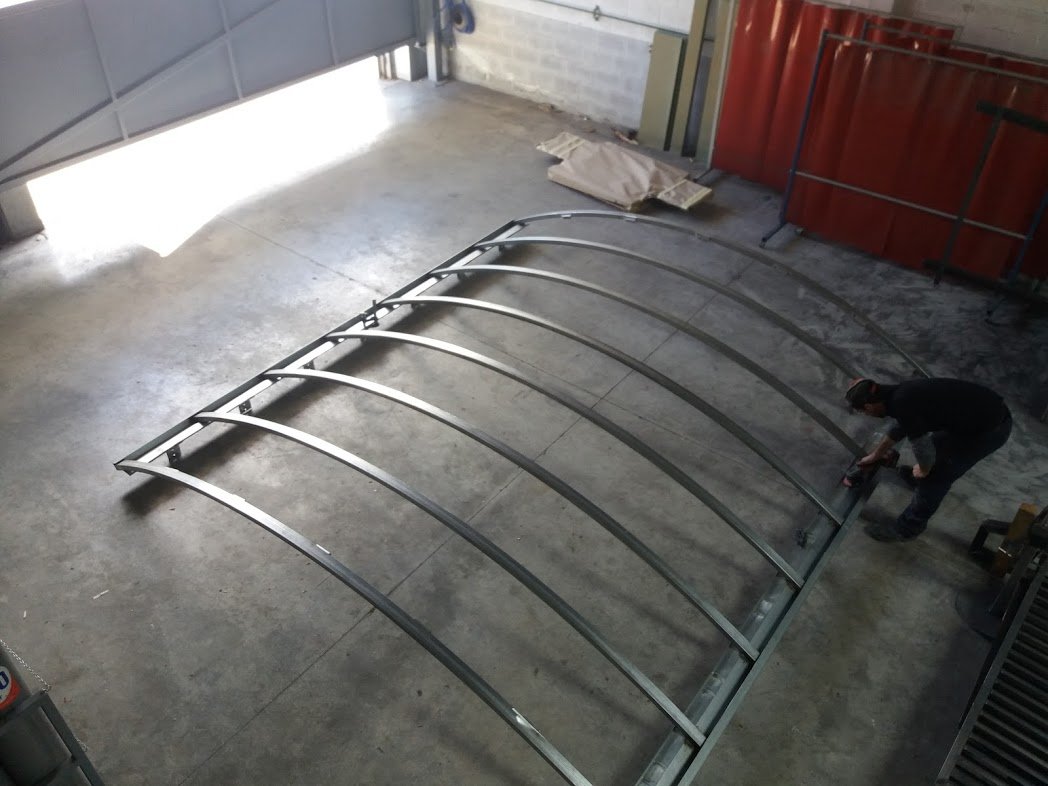 Lucernario de acero galvanizado y policarbonato alveolar en edificio de San Sebastián.