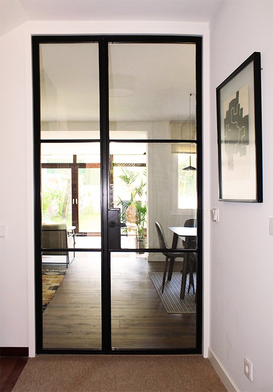 Puerta de doble hoja con perfilería metálica y vidrio de 4+4.