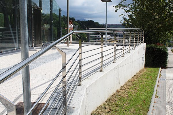 Instalación y montaje de barandillas de acero inoxidable aisi 316 en san sebastian. Montadores profesionales. Soldaduras de calidad