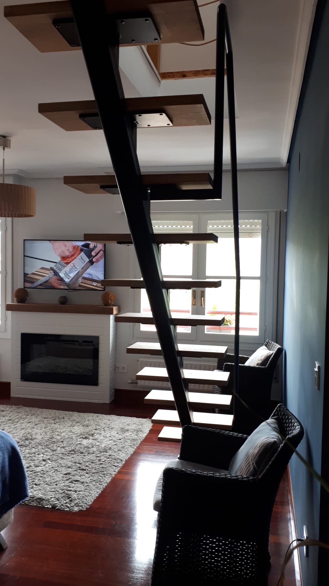 Escalera modelo «Górliz»: con zanca central recta y de diseño minimalista.