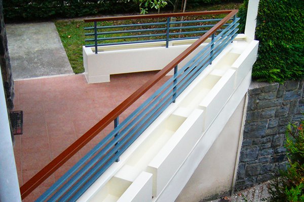 jardineras metalicas y barandillas de acero galvanizado en hondarribia