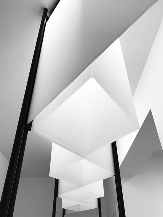 Lámparas de metacrilato con soportes metálicos a medida.