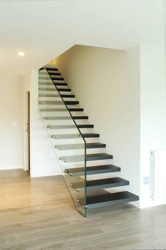 Escalera modelo “Hondarribia”: cantiléver con barandilla de vidrio templado.