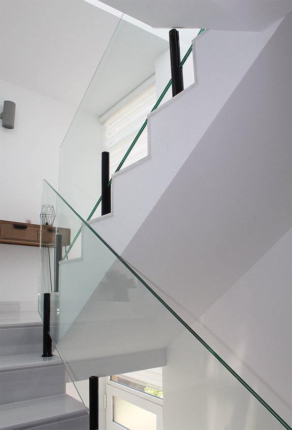 Busco soportes para barandilla de vidrio de diferentes colores. Ibarkalde es una herreria especialista en la fabricacion de herrajes y soluciones en soportes para alojamiento de barandillas de vidrio en el suelo para que no se mueva. Son postes resistentes en acero, que podemos lacar o pintar en blanco, negro o gris. O en casos especiales en el color que desee el cliente