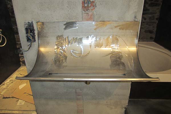 Fotografia de un lavabo de diseno con estructura de acero inoxidable en Gipuzkoa-Guipuzcoa