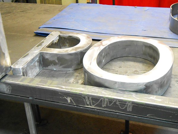 Fabricación de letras en aluminio en 3 dimensiones.