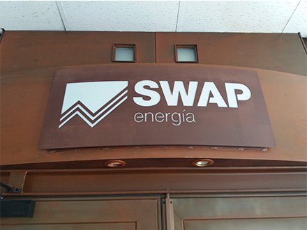 Letreros en acero inoxidable y acero corten para entrada de oficina.