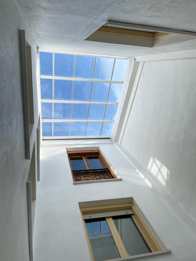 lucernarios de danpalon compacto incoloro. una excelente solución para facilitar la entrada de luz al patio del edificio