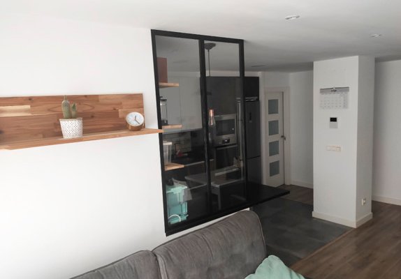 mampara_de_acero_y_vidrio_para_separar_cocina_de_salon.jpg