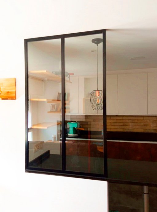 Mampara separadora de ambientes lacada en color negro.