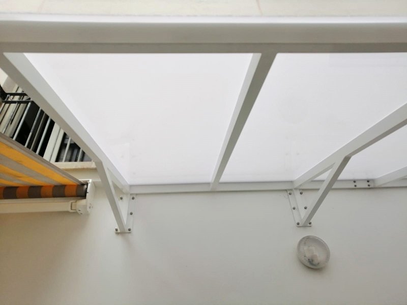 marquesina_lacada_en_blanco_y_con_policarbonato_alveolar.jpg