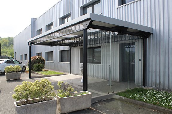 marquesina_para_fumadores_en_pabellon_industrial_de_gipuzkoa_acero_y_vidrio.jpg