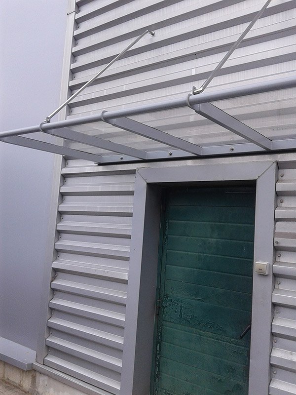 Marquesina en acero y policarbonato compacto, para pabellón industrial en Gipuzkoa.