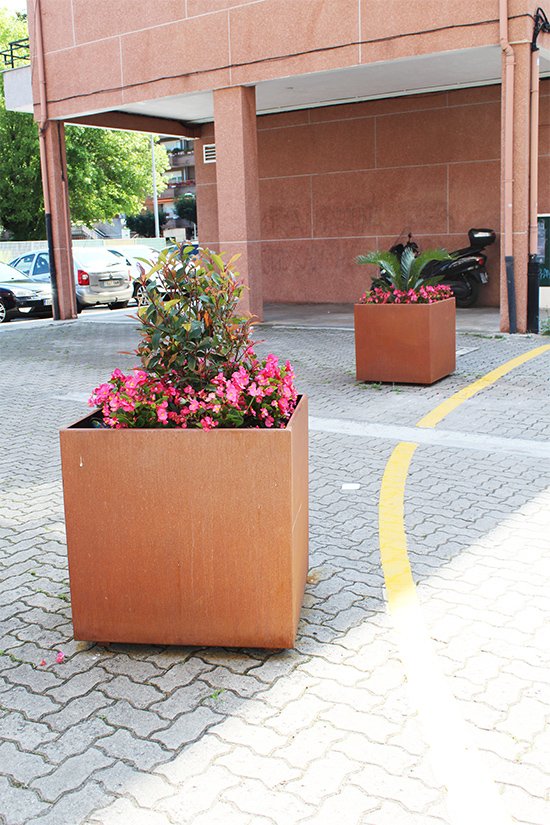 mobiliario_urbano_de_acero_corten_jardineras_de_hierro_oxidado.jpg