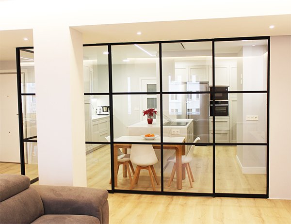 Cierre formado por hojas correderas en acero y vidrio en san sebastian