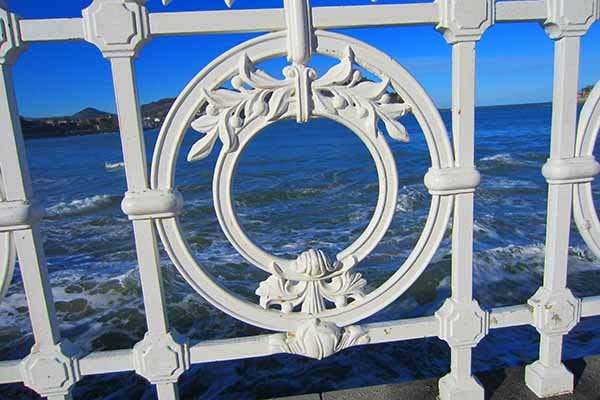 Rafael Alday se encargó del diseño de la barandilla y de todo el entorno urbanizable de la Bahía de la Concha de Donostia-San Sebastián