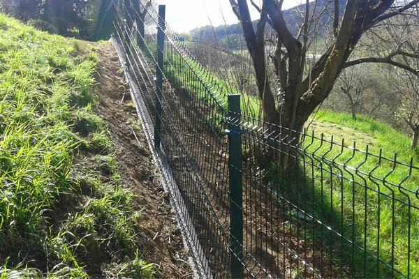 cuanto cuesta poner un vallado de panel hercules sobre la tierra o el hormigon