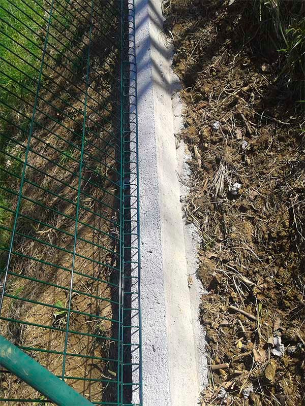 Colocar cercado y vallado sobre hormigon o directamente en el suelo. 