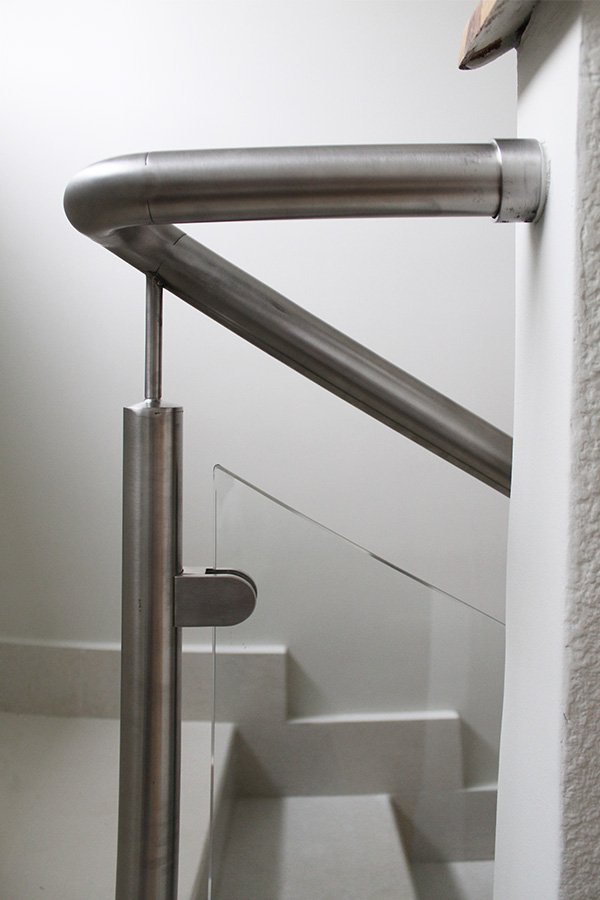pasamanos_curvado_en_acero_inoxidable_aisi_304_en_portal_de_ordizia_gipuzkoa_donostia.jpg