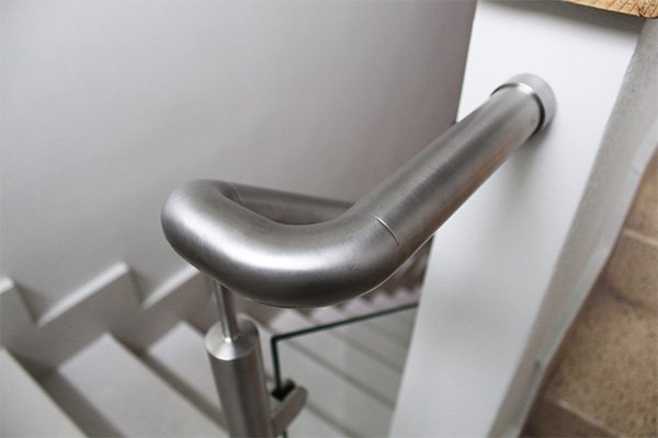 pasamanos_curvado_en_acero_inoxidable_aisi_304_para_interiores_en_gipuzkoa.jpg