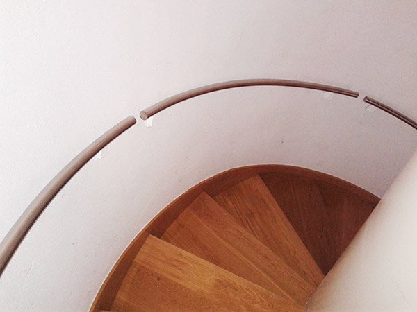 pasamanos_curvos_en_donostia_san_sebastian_para_escaleras_estrechas.jpg