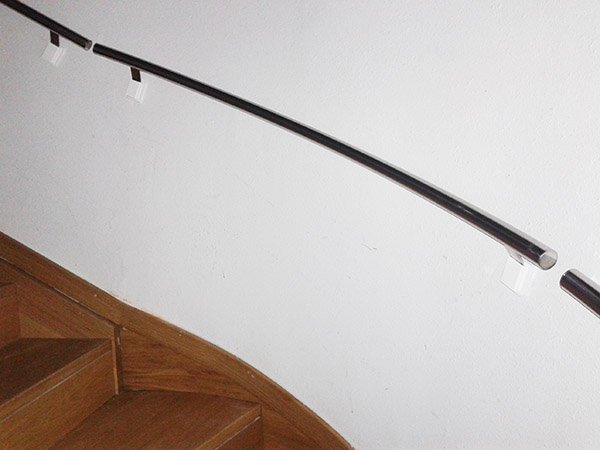 Pasamanos desmontables en acero inoxidable para escalera de espacio reducido.