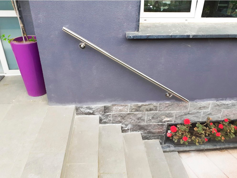 pasamanos_de_acero_inoxidable_para_escalera_de_hormigon_en_gipuzkoa.jpg