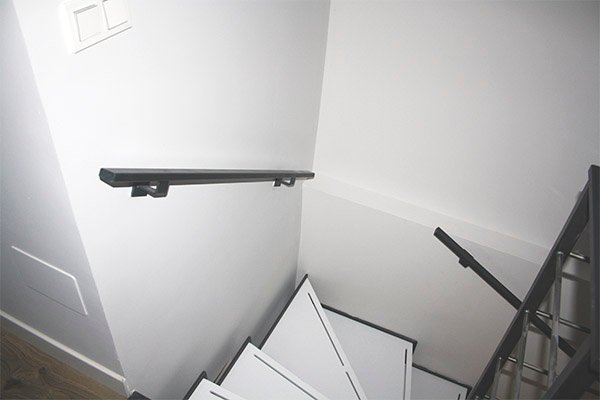 pasamanos_para_escaleras_metalicas_interiores_en_gipuzkoa.jpg