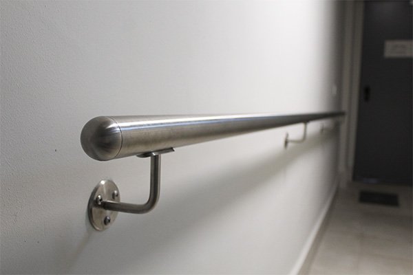 pasamanos_recto_en_acero_inoxidable_aisi_304_pulido_mate_en_donostia_san_sebastian.jpg