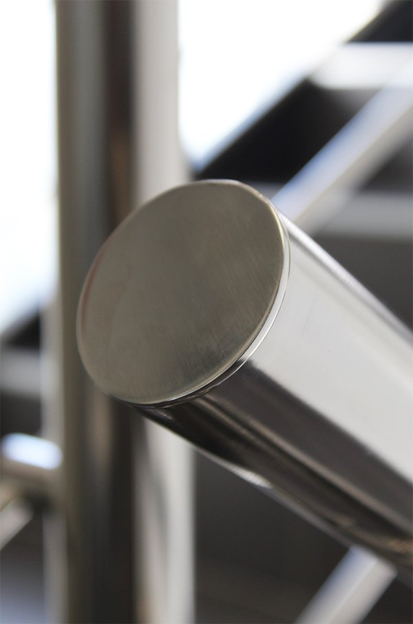 El pasamanos de las barandillas de de diamtero 43 también en acero inoxidable. Elegancia muy a mano en este edificio de oficinas en gipuzkoa.