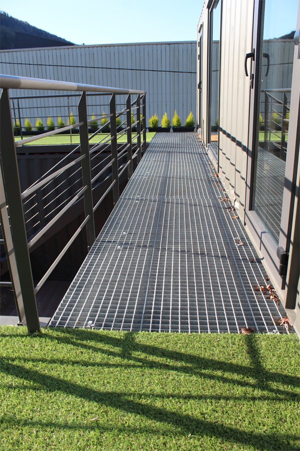 pasarelas_de_tramex_para_entreplantas_y_escaleras_metalicas_exteriores.jpg