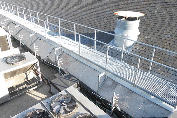 pasarelas metalicas en tramex para tejados y azoteas en donostia san sebastian