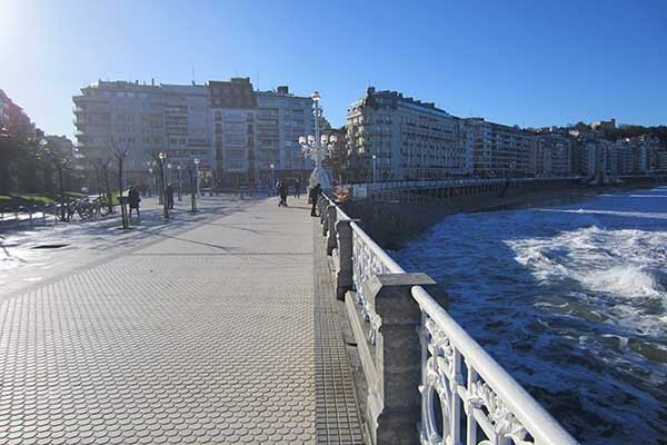 imagen del paseo de la concha de donostia san sebastiá, con las barandillas